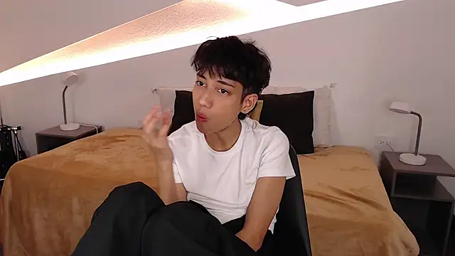 hot little bunny online show from February 2, 2025, 9:34 pm