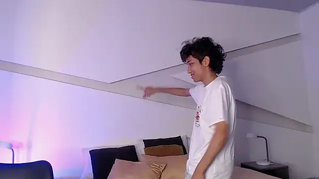 hot little bunny online show from March 11, 2025, 9:37 pm