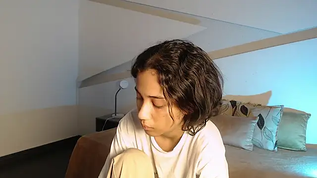 hot little bunny online show from October 3, 2025, 9:23 pm