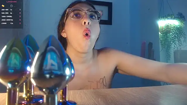 DaMikaela  online show from September 25, 2025, 7:28 pm