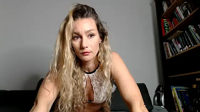 Snapshot of ChocoBelle chatting on October 9, 2025, 8:18 pm ChocoBelle online show from October 9, 2025, 8:18 pm