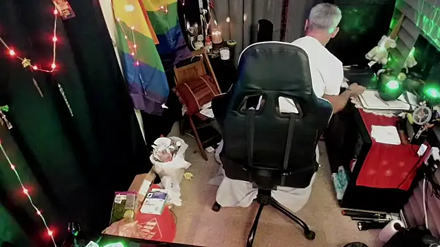 Daddysthick online show from December 1, 2025, 7:35 am