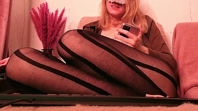 Snapshot of SecretAnni chatting on December 28, 2024, 8:36 pm SecretAnni online show from December 28, 2024, 8:36 pm