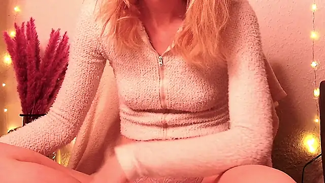 Snapshot of SecretAnni chatting on January 5, 2025, 6:35 am SecretAnni online show from January 5, 2025, 6:35 am