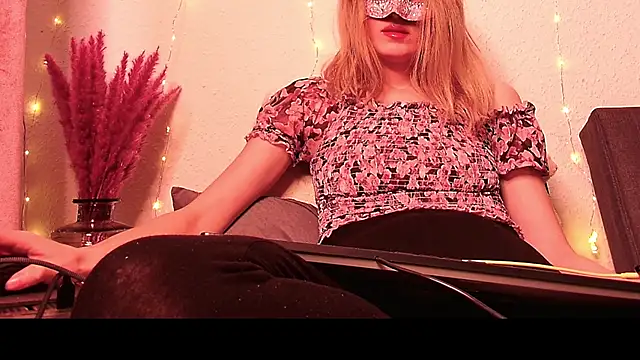 Snapshot of SecretAnni chatting on January 8, 2025, 2:25 pm SecretAnni online show from January 8, 2025, 2:25 pm