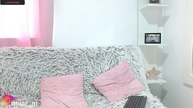 aliicee m online show from March 12, 2025, 6:55 pm