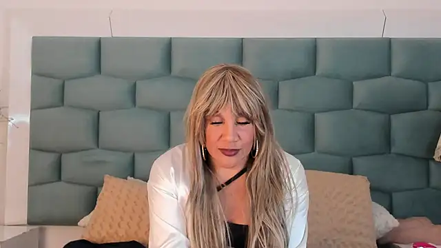 Snapshot of MiaMancini chatting on May 19, 2026, 9:43 pm MiaMancini online show from May 19, 2026, 9:43 pm