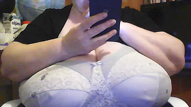 Snapshot of Nataliesbestjuggs chatting on June 10, 2026, 9:14 pm Nataliesbestjuggs online show from June 10, 2026, 9:14 pm