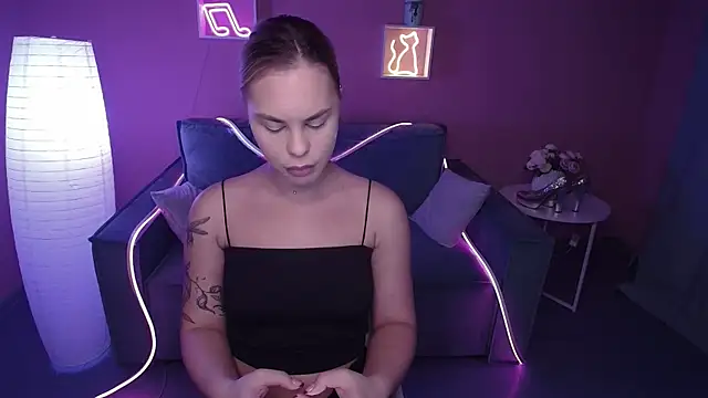 Snapshot of RikaRaily chatting on December 14, 2024, 5:40 am RikaRaily online show from December 14, 2024, 5:40 am