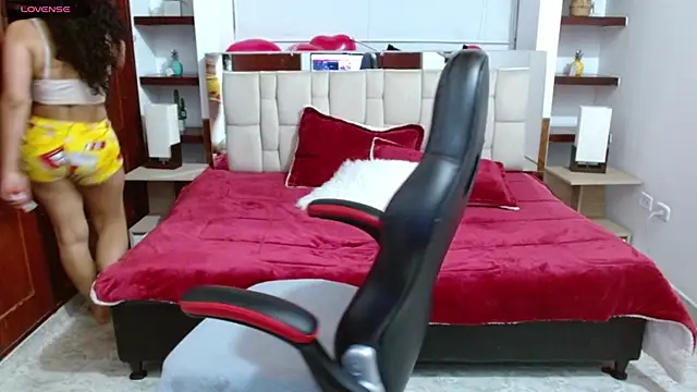 laureentt  online show from February 10, 2025, 3:46 am