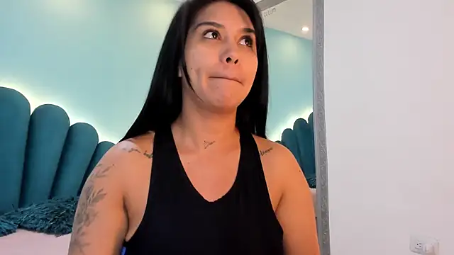 sharlott18 online show from December 19, 2025, 1:29 pm