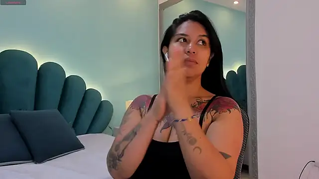 sharlott18 online show from April 16, 2026, 12:39 pm