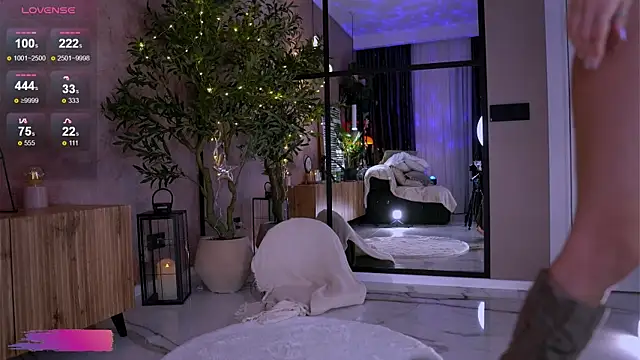 Serene Sophiex online show from April 9, 2026, 9:53 pm