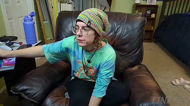 Snapshot of Linzy_19 chatting on December 25, 2024, 2:35 am Linzy 19 online show from December 25, 2024, 2:35 am