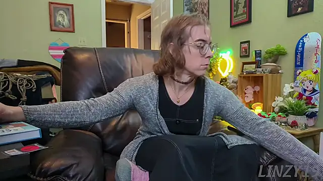 Snapshot of Linzy_19 chatting on January 14, 2025, 11:37 pm Linzy 19 online show from January 14, 2025, 11:37 pm