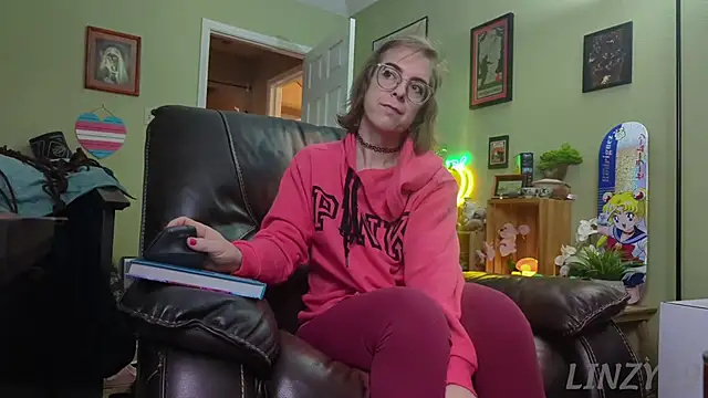 Snapshot of Linzy_19 chatting on January 17, 2025, 3:32 pm Linzy 19 online show from January 17, 2025, 3:32 pm