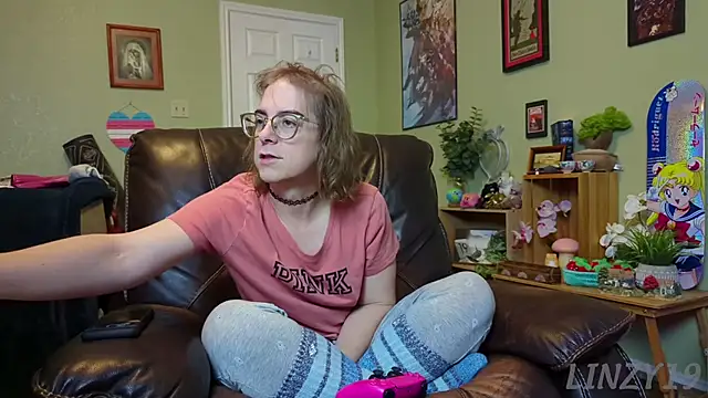 Snapshot of Linzy_19 chatting on January 25, 2025, 3:40 am Linzy 19 online show from January 25, 2025, 3:40 am