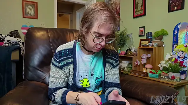 Snapshot of Linzy_19 chatting on January 28, 2025, 4:41 pm Linzy 19 online show from January 28, 2025, 4:41 pm