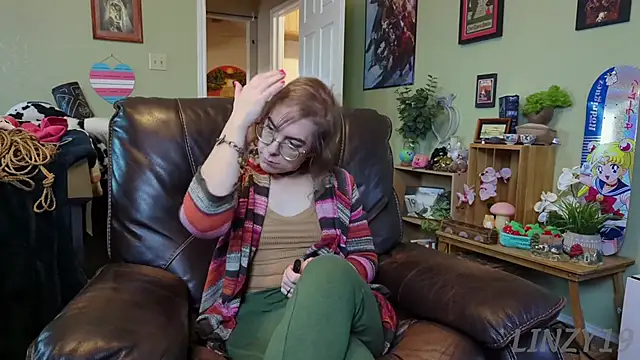 Snapshot of Linzy_19 chatting on January 29, 2025, 10:22 pm Linzy 19 online show from January 29, 2025, 10:22 pm