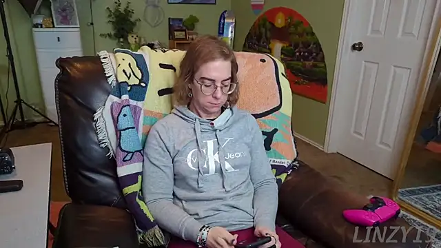 Snapshot of Linzy_19 chatting on February 12, 2025, 3:16 pm Linzy 19 online show from February 12, 2025, 3:16 pm