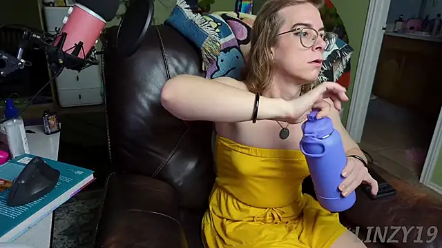 Snapshot of Linzy_19 chatting on March 1, 2025, 12:39 am Linzy 19 online show from March 1, 2025, 12:39 am