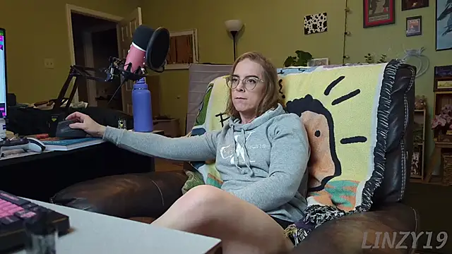 Snapshot of Linzy_19 chatting on March 5, 2025, 2:36 am Linzy 19 online show from March 5, 2025, 2:36 am