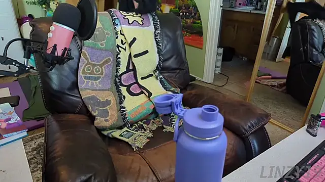 Snapshot of Linzy_19 chatting on March 11, 2025, 9:15 pm Linzy 19 online show from March 11, 2025, 9:15 pm