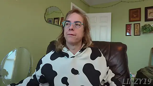 Snapshot of Linzy_19 chatting on November 5, 2025, 2:50 pm Linzy 19 online show from November 5, 2025, 2:50 pm