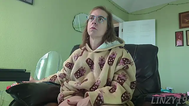 Snapshot of Linzy_19 chatting on November 9, 2025, 4:16 pm Linzy 19 online show from November 9, 2025, 4:16 pm