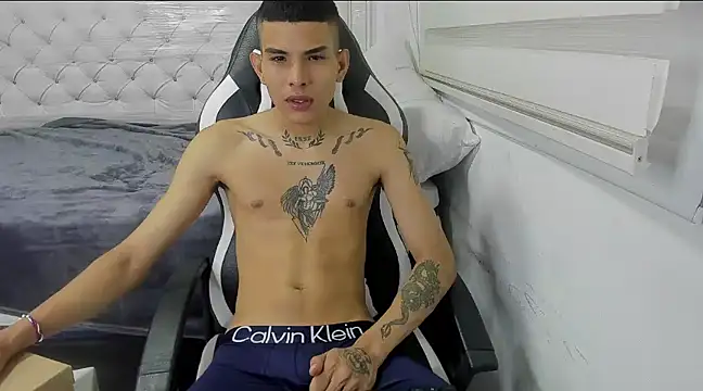 Snapshot of hot_king20 chatting on February 17, 2025, 7:21 pm hot king20 online show from February 17, 2025, 7:21 pm