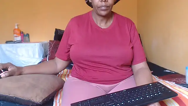 Snapshot of bustykelly chatting on July 11, 2026, 9:34 am bustykelly online show from July 11, 2026, 9:34 am
