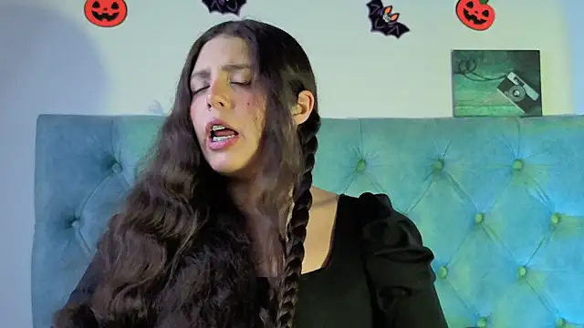 Paola Lyon  online show from October 8, 2025, 6:38 pm