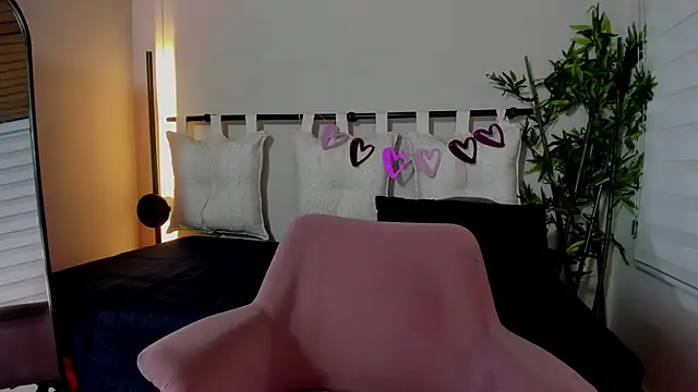 Snapshot of pamela_anderson_ chatting on February 18, 2025, 4:04 am pamela anderson online show from February 18, 2025, 4:04 am