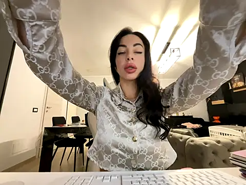 Chloe Ricci online show from November 24, 2025, 7:52 am