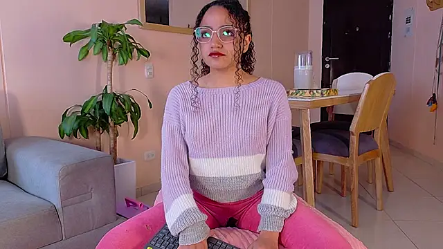 DAHLIA BROWNIE online show from April 23, 2026, 8:44 pm