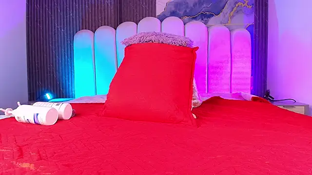 jones maddy  online show from December 3, 2025, 12:03 pm