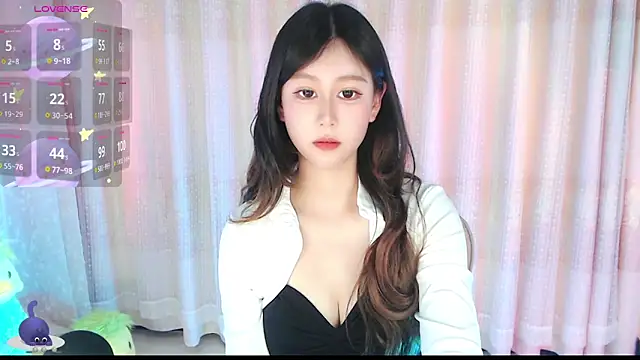 Aimee-520 online show from April 14, 2026, 1:11 am