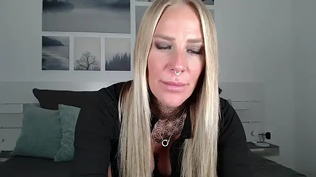 Lara-CumKitten online show from December 19, 2024, 2:02 pm