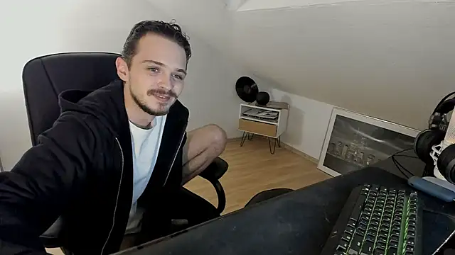 Snapshot of naked_psy chatting on October 22, 2025, 11:15 pm naked psy online show from October 22, 2025, 11:15 pm