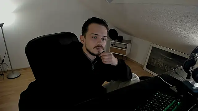 Snapshot of naked_psy chatting on October 24, 2025, 12:52 am naked psy online show from October 24, 2025, 12:52 am