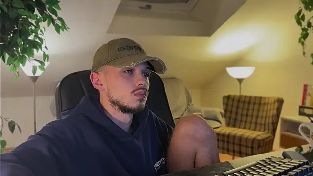 Snapshot of naked_psy chatting on November 15, 2025, 10:04 pm naked psy online show from November 15, 2025, 10:04 pm