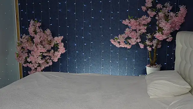 -Mirror-Girl- online show from April 3, 2026, 5:49 am