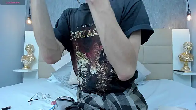 Hecatee 77 online show from March 23, 2026, 7:18 pm