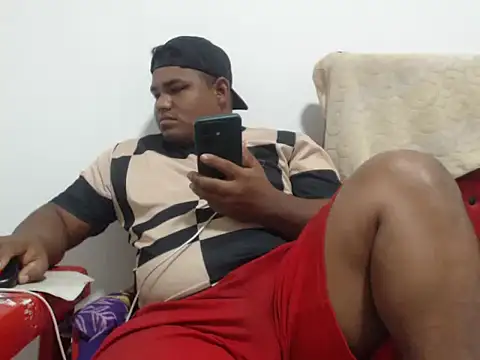 Snapshot of PONSE_LATINO chatting on October 13, 2025, 4:40 pm PONSE LATINO online show from October 13, 2025, 4:40 pm