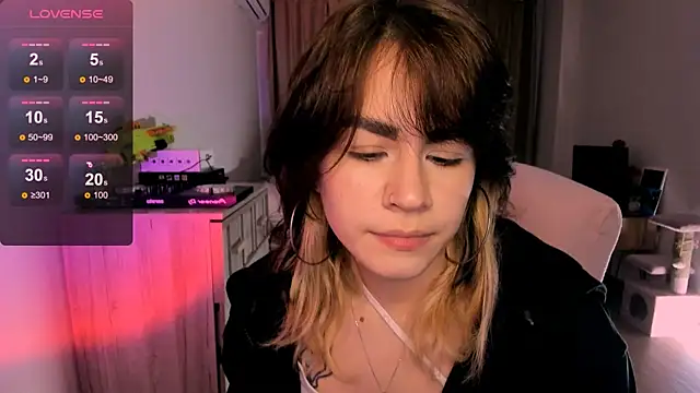 Snapshot of _selectrra chatting on February 7, 2025, 12:06 pm selectrra online show from February 7, 2025, 12:06 pm