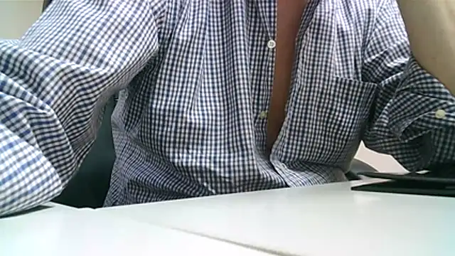 Snapshot of Gregcam chatting on June 17, 2026, 10:17 am Gregcam online show from June 17, 2026, 10:17 am