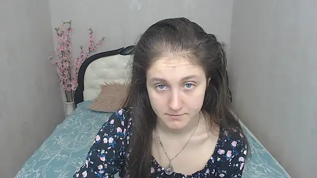 Holliy Cooper online show from March 19, 2025, 8:23 am