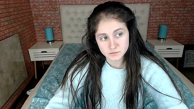 Holliy Cooper online show from March 21, 2025, 11:01 am