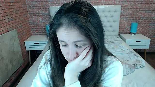 Holliy Cooper online show from November 28, 2025, 8:50 am