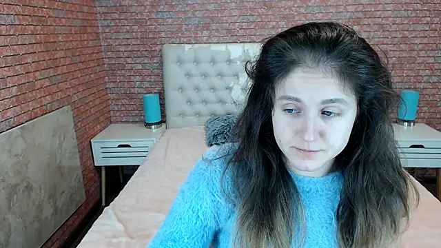 Holliy Cooper online show from December 3, 2025, 9:18 am